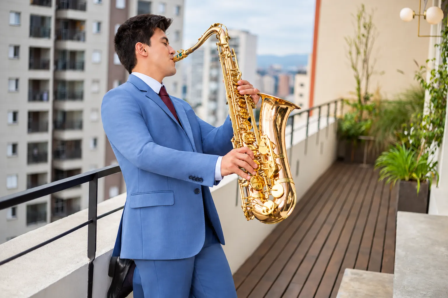 Victor Aguiar a tocar saxofone num terraço, de fato azul