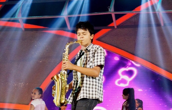 Victor Aguiar a tocar saxofone no Programa Raul Gil