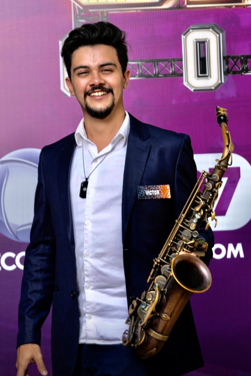 Victor Aguiar com o saxofone no programa Canta Comigo